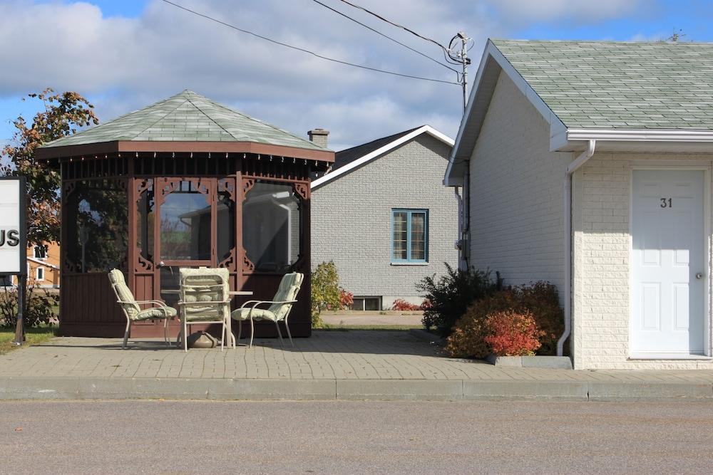 Motel Quatre Saisons Форествил Екстериор снимка